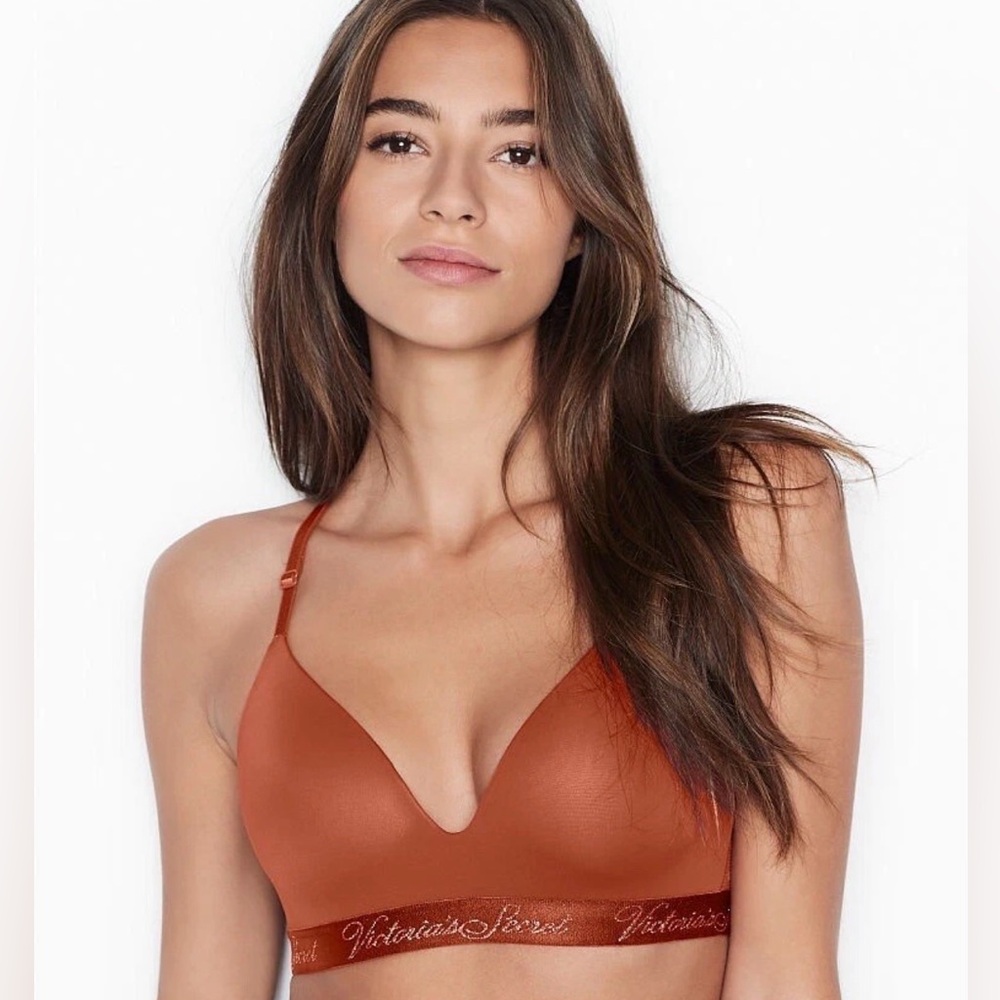 NWT Victoria’s Secret T-Shirt Lightly lined wireless Bra 32D